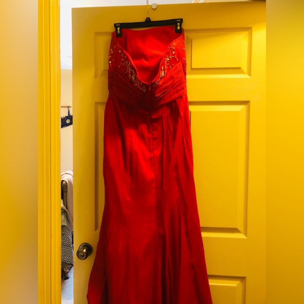 Wmn’s Formal Lng strapless gown Red: I am 5’2’ 145 lbs was altered to fit.